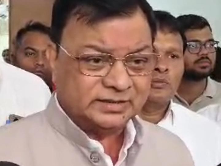 मंत्री लखन लाल देवांगन ने जयसिंह अग्रवाल के आरोपों को खारिज करते हुए उन पर पलटवार किया है।