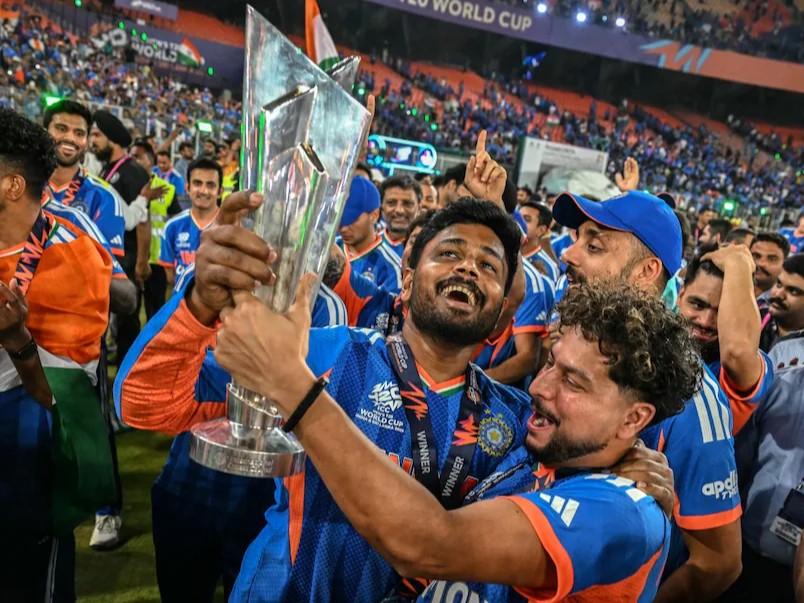 टी-20 वर्ल्ड कप ट्रॉफी के साथ संजू सैमसन और कुलदीप यादव। - Dainik Bhaskar