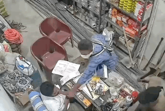 हथियार दिखाकर मनीष को डराते और फोन छीनने लगते हैं।