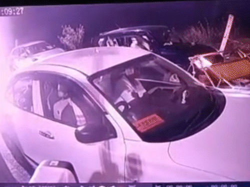 पूरी वारदात वहां लगे सीसीटीवी कैमरों में कैद हो गई है।