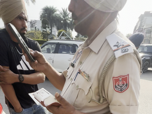 कार में रखे सामान का फोटो लेता ASI।