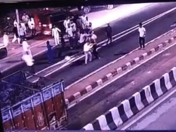 टोल मैनेजर का आरोप है कि हमलावरों ने गाली-गलौज करते हुए कर्मचारियों पर हमला कर दिया।