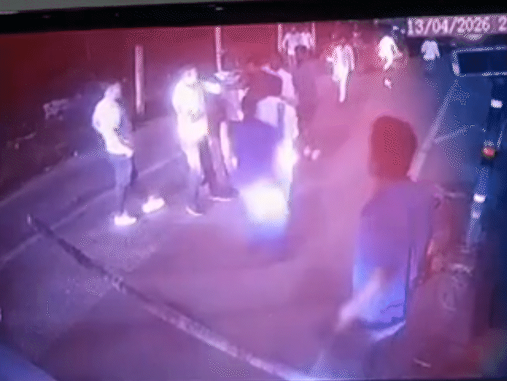 कर्मचारियों द्वारा विरोध करने पर वे जबरन टोल लाइन तोड़कर अंदर घुस गए और अपने अन्य साथियों को भी बुला लिया।