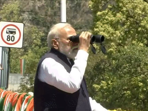 दूरबीन से वॉइल्ड लाइफ कोरिडोर देखते पीएम मोदी।
