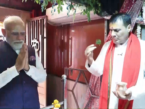 पीएम मोदी ने डाट काली मंदिर में पूजा की।