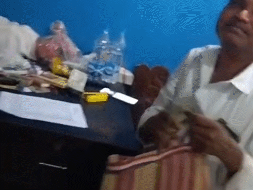 पैसे लेने के बाद ड्रेसर ने सामने खड़े व्यक्ति को दस्तावेज दिया।