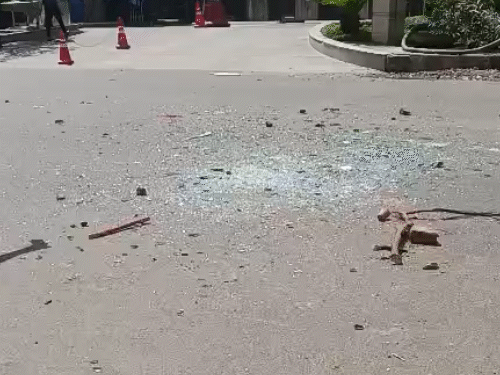 सेक्टर-121 फैक्ट्री कर्मचारी ने आज फिर पुलिस की गाड़ियों पर पथराव कर दिया।