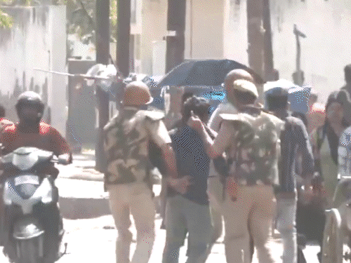 सेक्टर-121 में हंगामा कर रहे दो लोगों को पुलिस ने पकड़कर थाने ले गई।