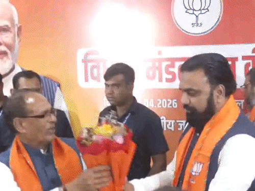 CM के ऐलान के बाद शिवराज ने सम्राट को बधाई दी।