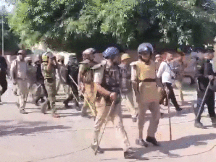 इंडस्ट्रियल इलाकों में पुलिस और अर्द्धसैनिक बलों ने फ्लैग मार्च किया। PAC और RAF की 16 टुकड़ियां तैनात हैं।