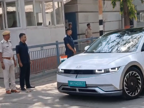 सम्राट चौधरी के साथ एक ही गाड़ी से नीतीश अंबेडकर को श्रद्धांजलि देने पहुंचे थे।