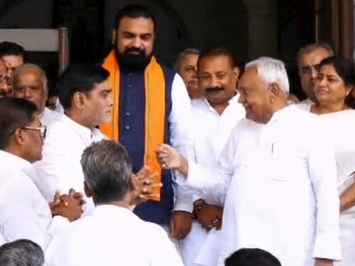 आखिरी कैबिनेट मीटिंग के बाद मंत्री रामकृपाल यादव नीतीश कुमार के सामने आंसू पोंछते दिखे।