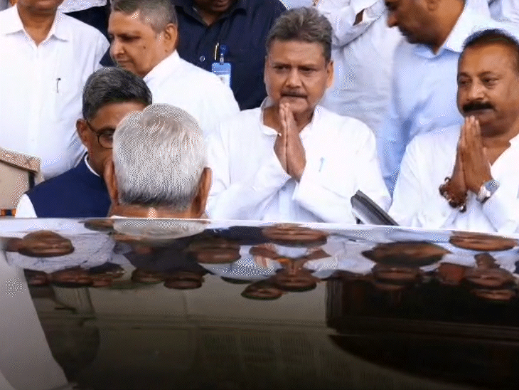 मंत्री अशोक चौधरी और सुनील सिंह भी भावुक नजर आए।