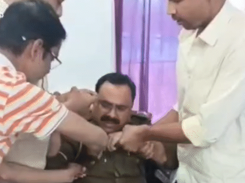 कार्रवाई के दौरान छटपटाता रहा पुलिसकर्मी।