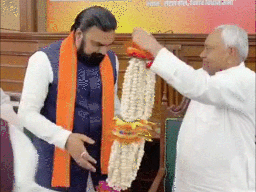 Nitish garlanded Samrat Chaudhary in the NDA meeting. During this the emperor touched his feet.