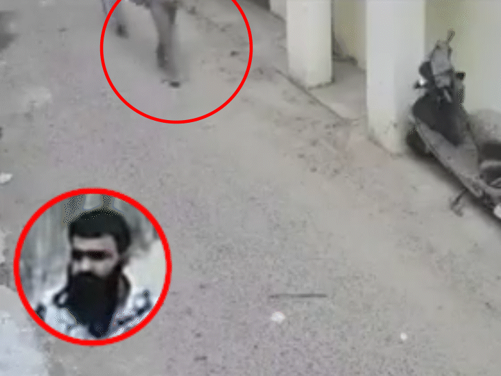 सूनसान गली में युवती जाते हुए और पीछे से आरोपी आता हुआ। - Dainik Bhaskar