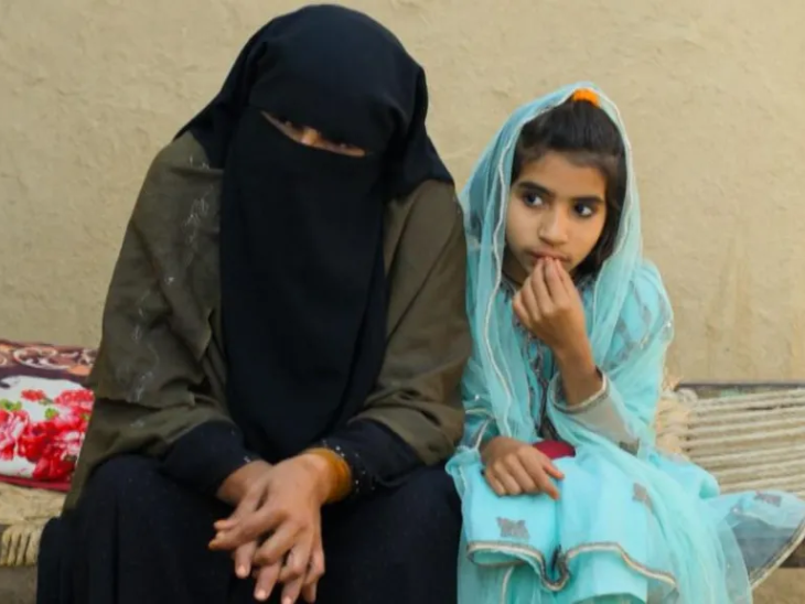 10 साल की असमा (दाएं) HIV पॉजिटिव हैं, जबकि उनकी मां सुघरा (बाएं) की रिपोर्ट नेगेटिव आई है।