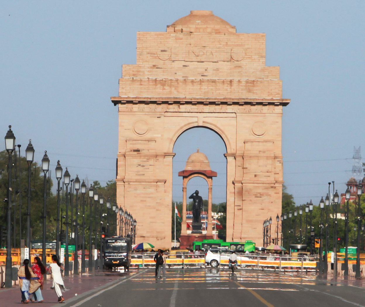 दिल्ली में सोमवार को गर्मी की वजह से इंडिया गेट के सामने मृग-मरीचिका (मिराज) नजर आया।