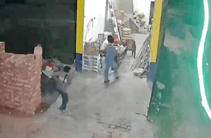 दो नकाबपोश लुटेरे दुकान में एंटर होते हुए।