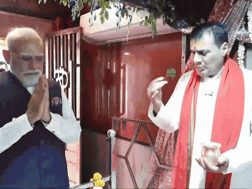 पीएम मोदी ने पहले डाट काली मंदिर में पूजा की और फिर देहरादून के मंच पर पहुंचे इस दौरान वह सीएम धामी से बातचीत करते नजर आए।