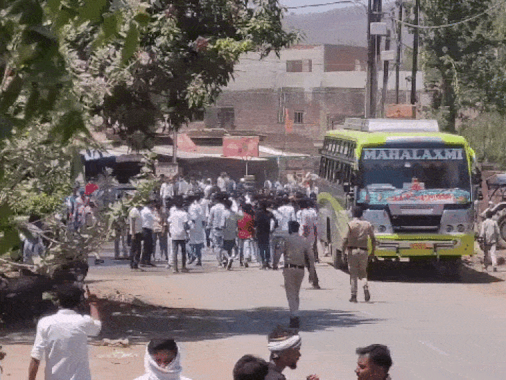विवाद के बाद लोग उग्र हो गए। हंगामा शुरू हो गया।