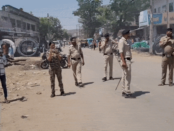 मौके पर चार थानों के अधिकारी और जवान मौजूद है।