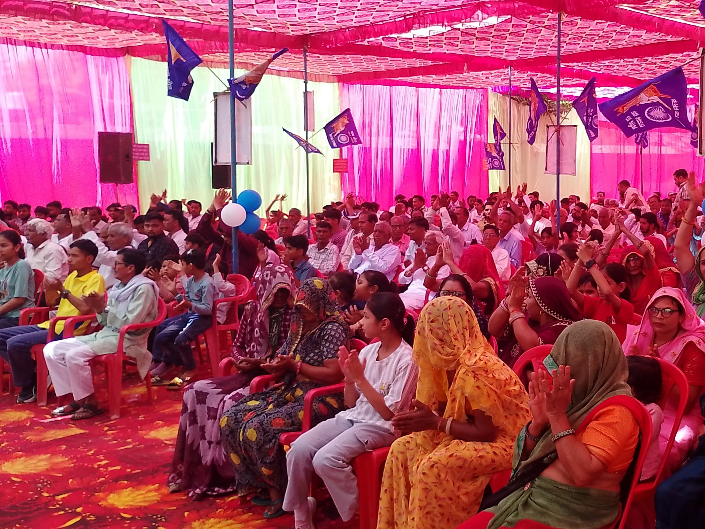 कार्यक्रम में बड़ी संख्या में लोगों ने भाग लिया।