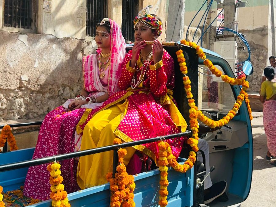 चूरू में सैन जयंती महोत्सव के तहत मंगलवार को निकाली गई शोभायात्रा में झांकियां आकर्षण का केंद्र रही।