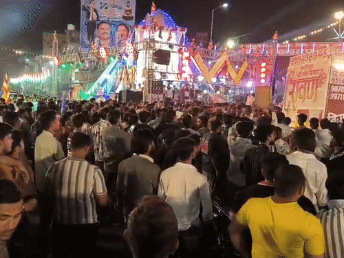 इस दौरान डीजे पर डांस करते नजर आए युवक।