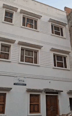 हे डॉक्टरांचे घर आहे, जिथे एटीएसने छापा टाकला.