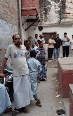 घराबाहेर लोकांची गर्दी जमली होती. प्रत्येकाला काय झाले आहे हे जाणून घ्यायचे होते.