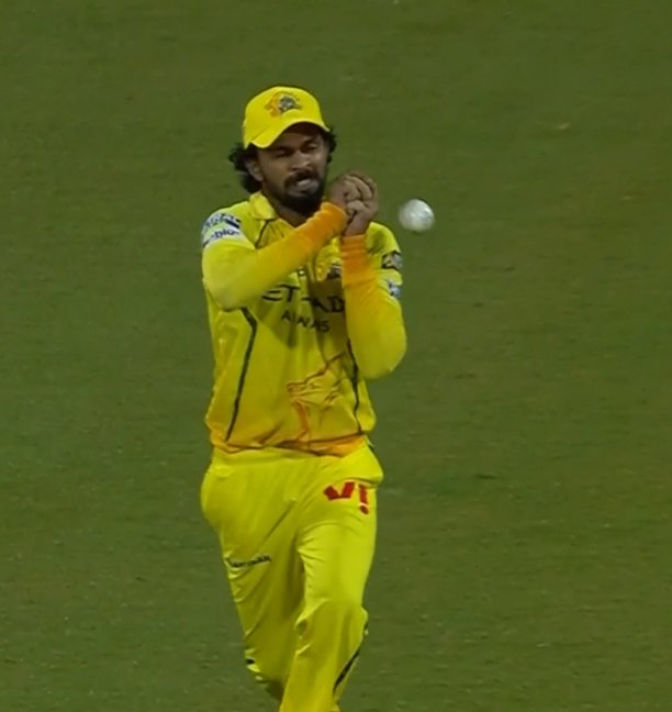 ऋतुराज गायकवाड से सुनील नरेन का कैच छूट गया।