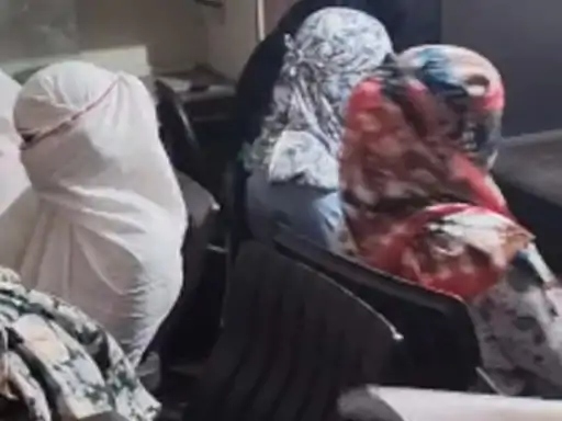 पुलिस ने मौके पर दबिश दी, तो वहां कई लड़कियां काम करते हुई मिली थीं।