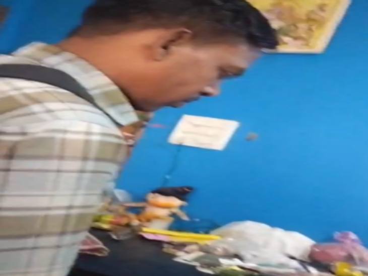 इसी व्यक्ति ने काम के एवज में रिश्वत दी है।