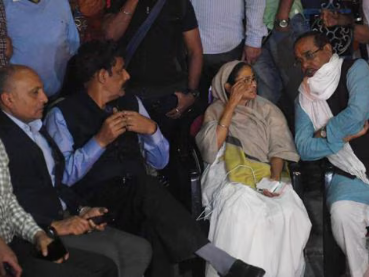 3 फरवरी 2019 को धरने पर बैठीं सीएम ममता बनर्जी के साथ कोलकाता पुलिस कमिश्नर राजीव कुमार (सबसे बाईं ओर)।