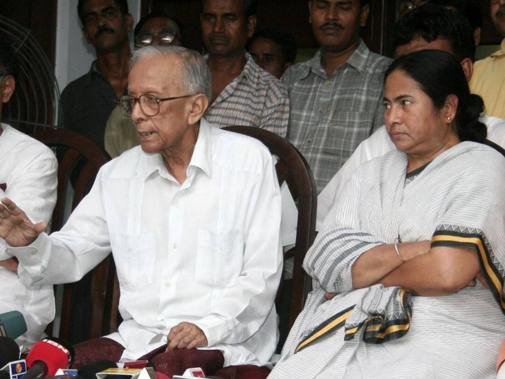 2007 में एक जॉइन्ट प्रेस कॉन्फ्रेंस के दौरान ज्योति बसु और ममता बनर्जी।