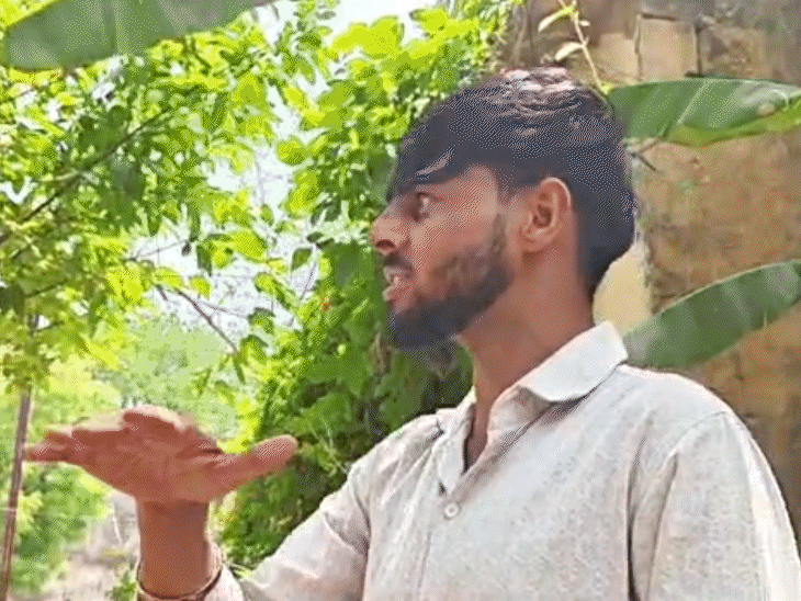 सामने आए वीडियो में एक पुराने कैदी को जेल की अवैध गतिविधियों के बारे में बताते हुए जेल प्रहरी।