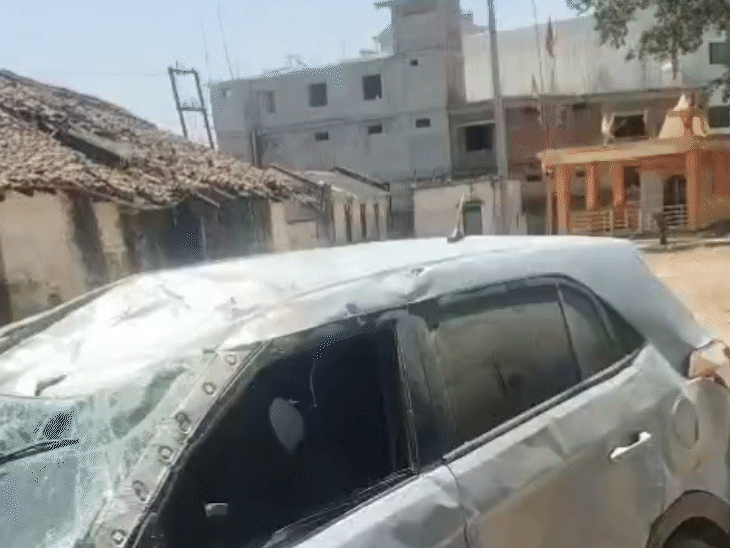 तस्कर इसी कार से भाग रहे थे, इसके पलटने के बाद वे कुएं में जा गिरे।