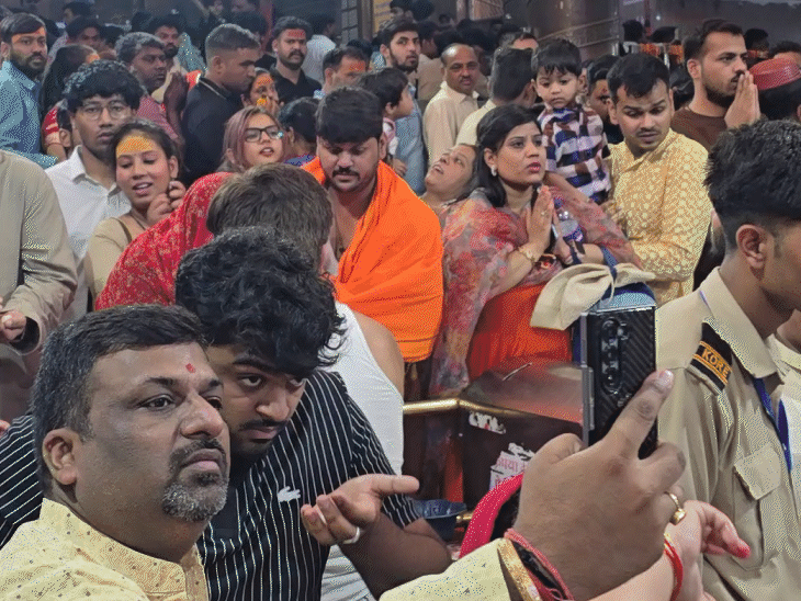 भस्मारती के दौरान श्रृद्धालु।