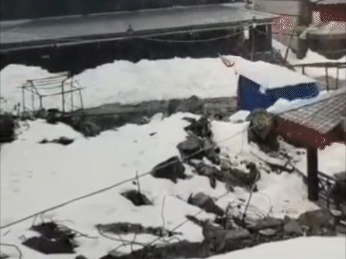 उत्तराखंडमधील केदारनाथमध्ये मंगळवारी बर्फवृष्टी झाली.