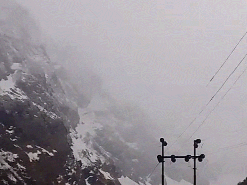 उत्तराखंडमधील बद्रीनाथमध्ये मंगळवारी दुपारनंतर हलकी बर्फवृष्टी झाली.