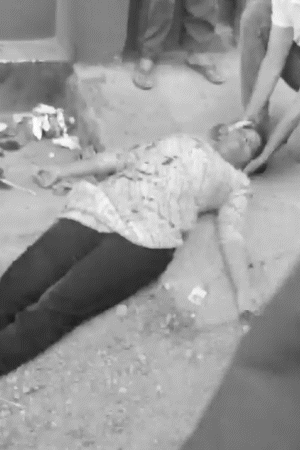 महिला की जान बचाने की कोशिश करते पड़ोसी।