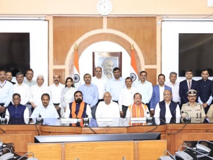 आखिरी कैबिनेट मीटिंग के बाद अधिकारियों के साथ नीतीश कुमार की ग्रुप फोटो।