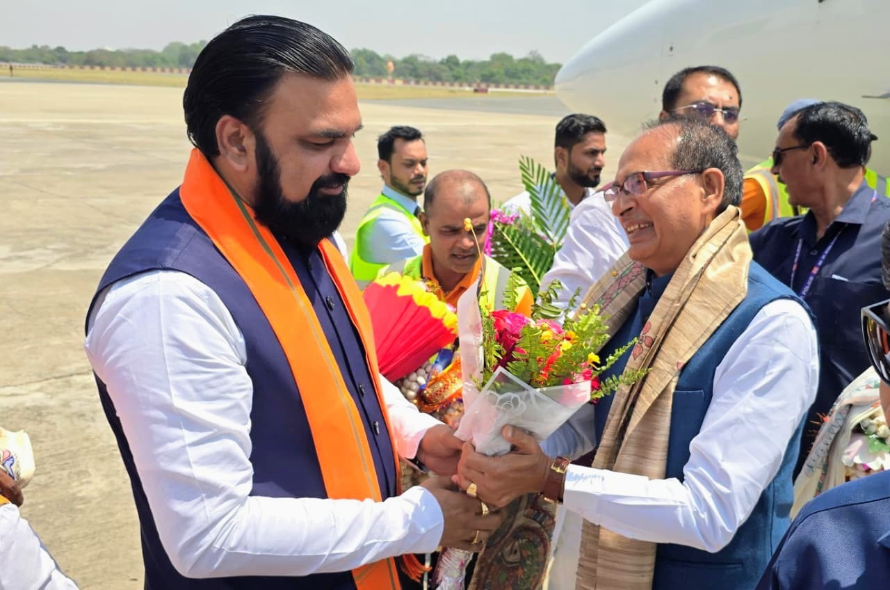 पटना एयरपोर्ट पर शिवराज सिंह चौहान को बुके देते सम्राट चौधरी।