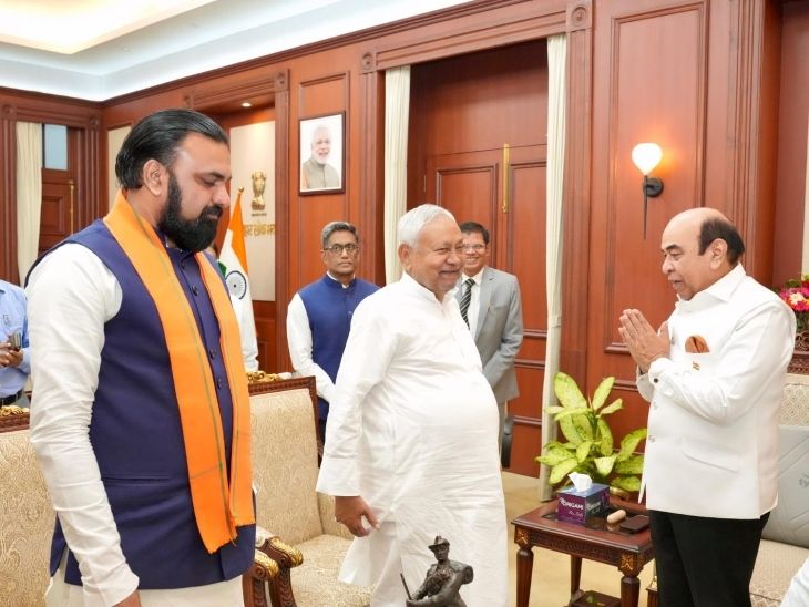 नीतीश कुमार ने राज्यपाल सैयद अता हसनैन को अपना इस्तीफा सौंपा।