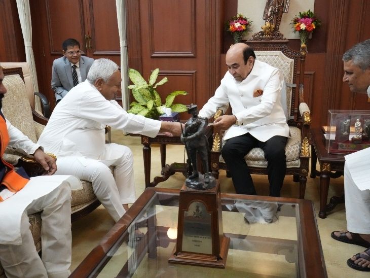 राज्यपाल सैयद अता हसनैन को अपना इस्तीफा सौंपते नीतीश कुमार।