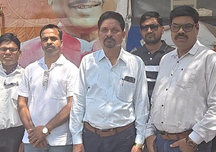 मंगलवार को भी स्वास्थ्य विभाग के अधिकारी सेक्टर-7 पहुंचे।
