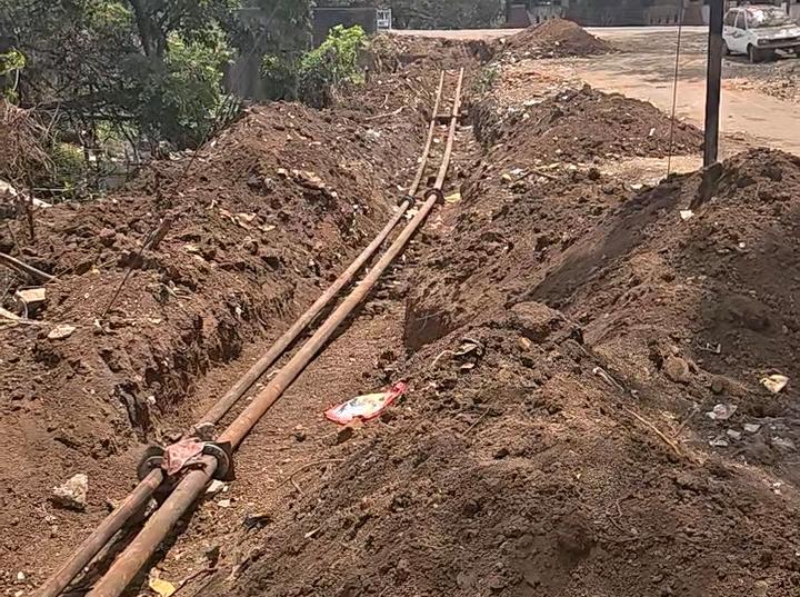 पाइपलाइन बिछाने का काम तेजी से किया जा रहा है।