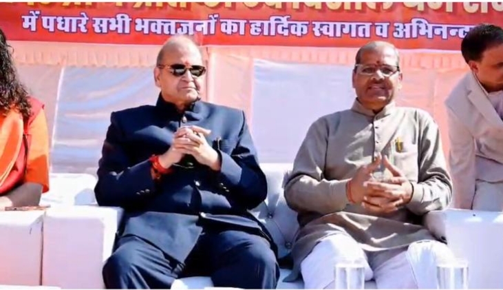 अखिल भारतीय घुमंतू कार्य के संयोजक दुर्गादास के साथ प्रेम भंडारी (सूट में)