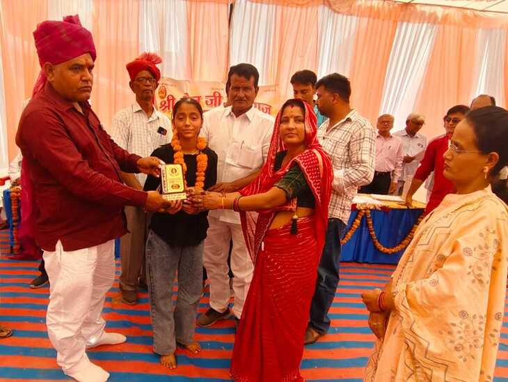 चूरू में सैन जयंती के अवसर पर सैन मंदिर में समाज की प्रतिभाओं का सम्मान किया गया। 10वीं बोर्ड कक्षा में 85% अंक लाने पर कीर्तिका भाटी को समाज के प्रतिनिधियों ने सम्मानित किया।